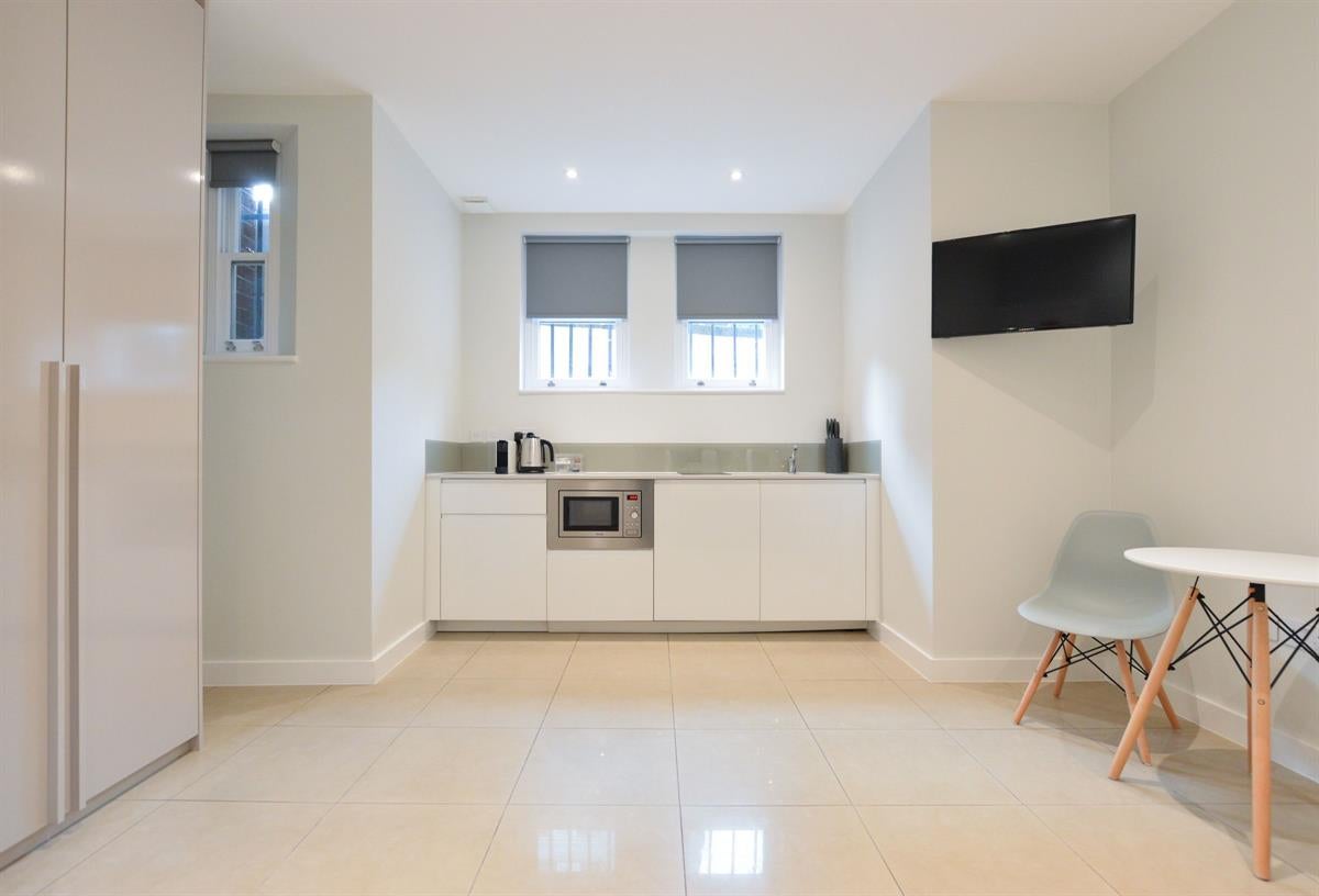 Flat Holland Park Avenue in Greater London
