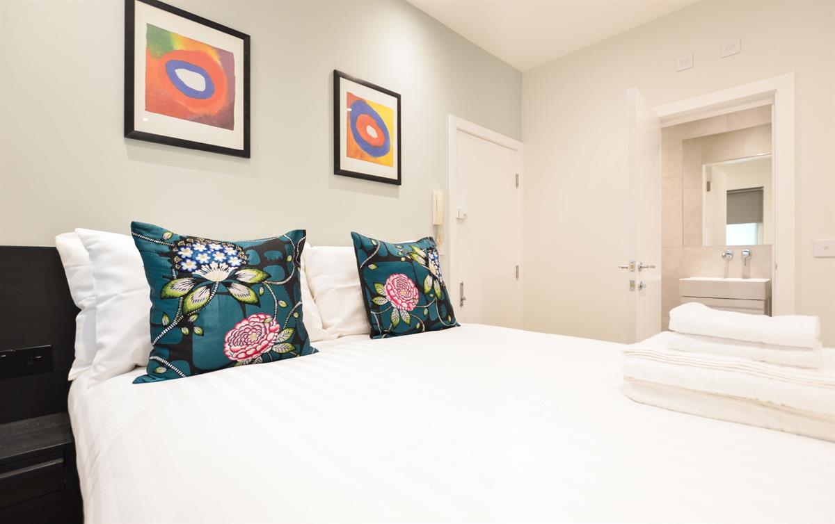 Flat Holland Park Avenue in Greater London