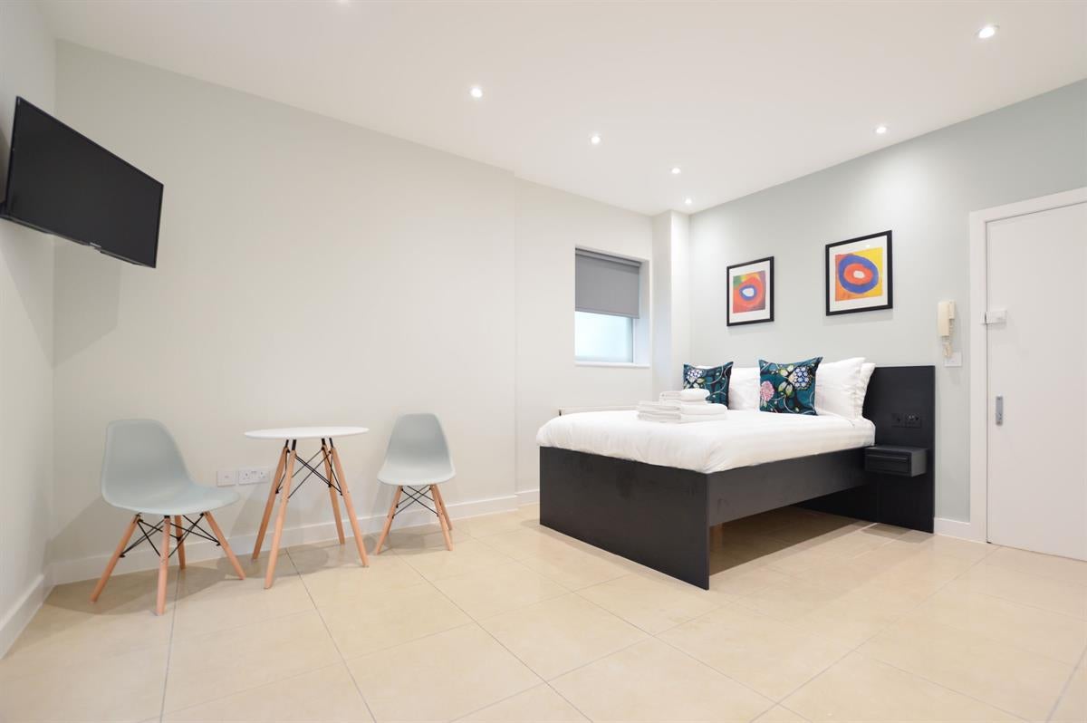 Flat Holland Park Avenue in Greater London