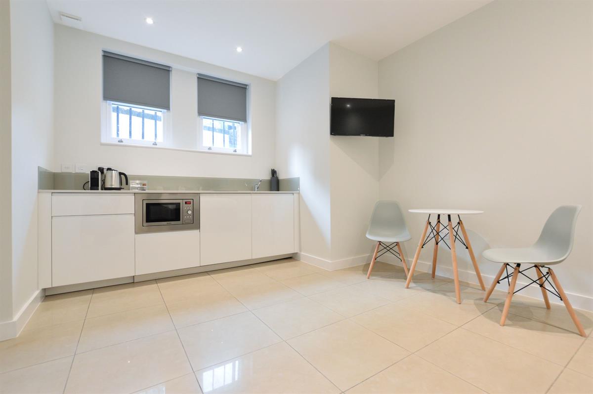 Flat Holland Park Avenue in Greater London