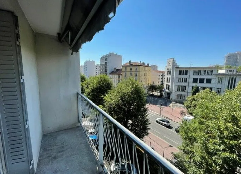 Flat Rue Paul Verlaine in Villeurbanne