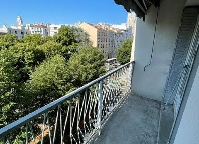 Flat Rue Paul Verlaine in Villeurbanne