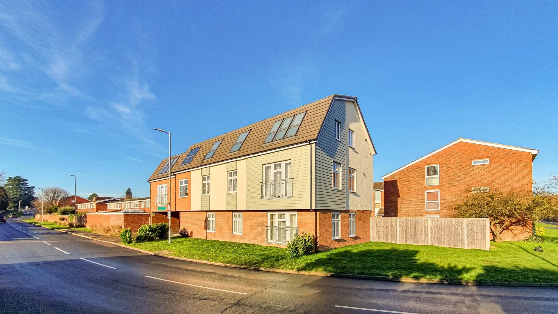 Flat Cozens Lane East in Broxbourne