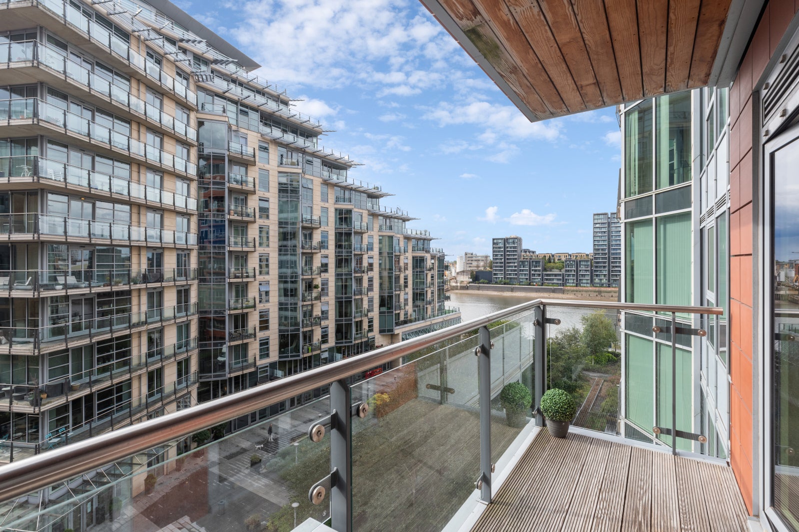 Flat Juniper Drive in Greater London