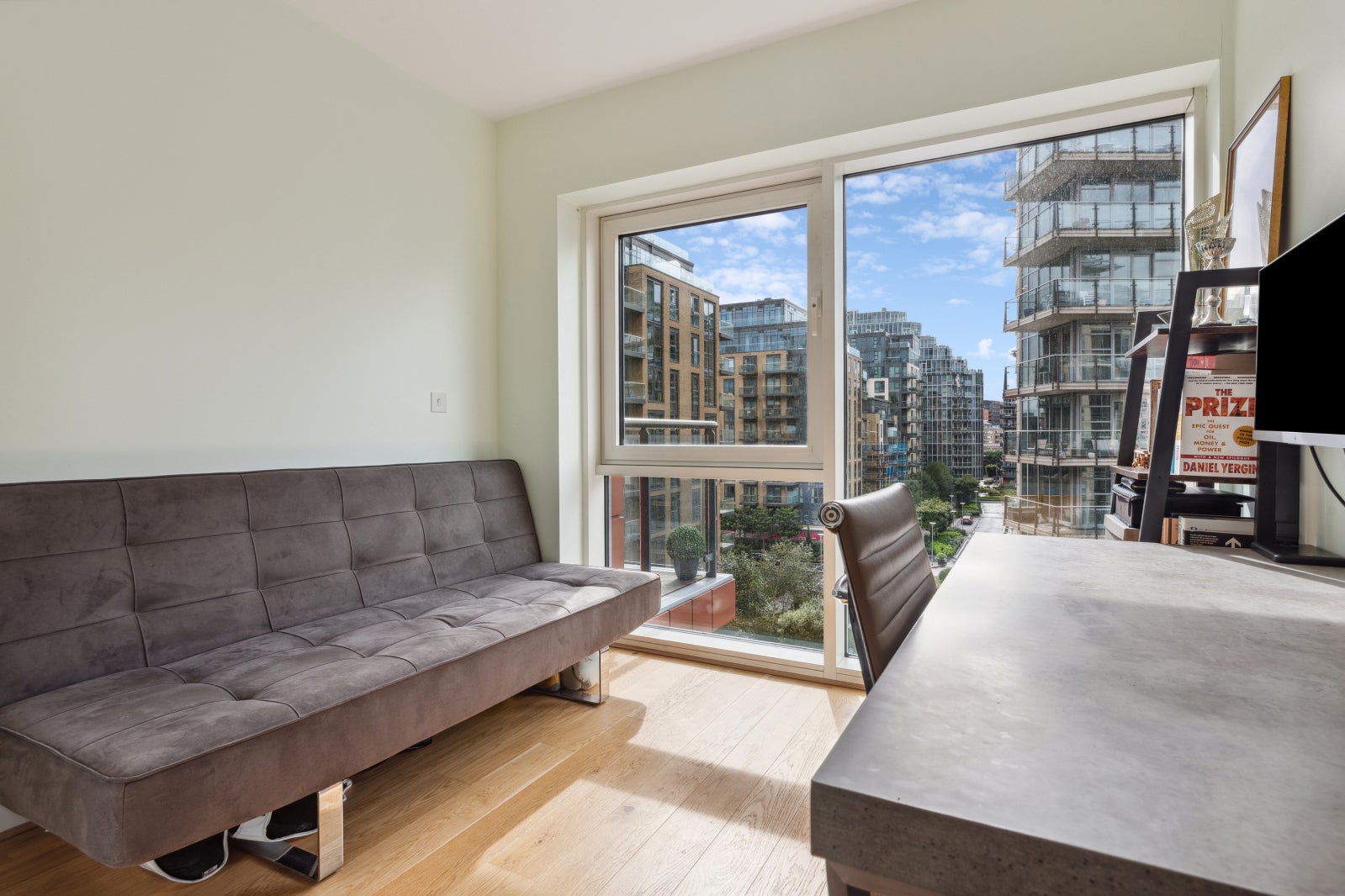 Flat Juniper Drive in Greater London