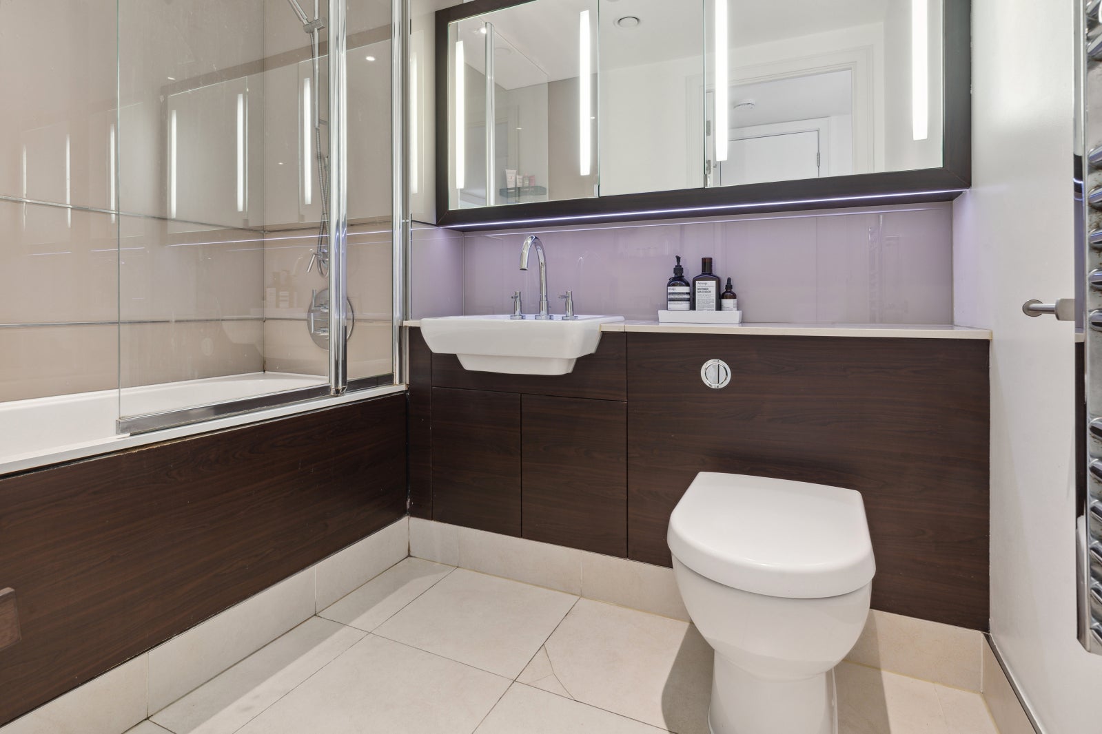 Flat Juniper Drive in Greater London