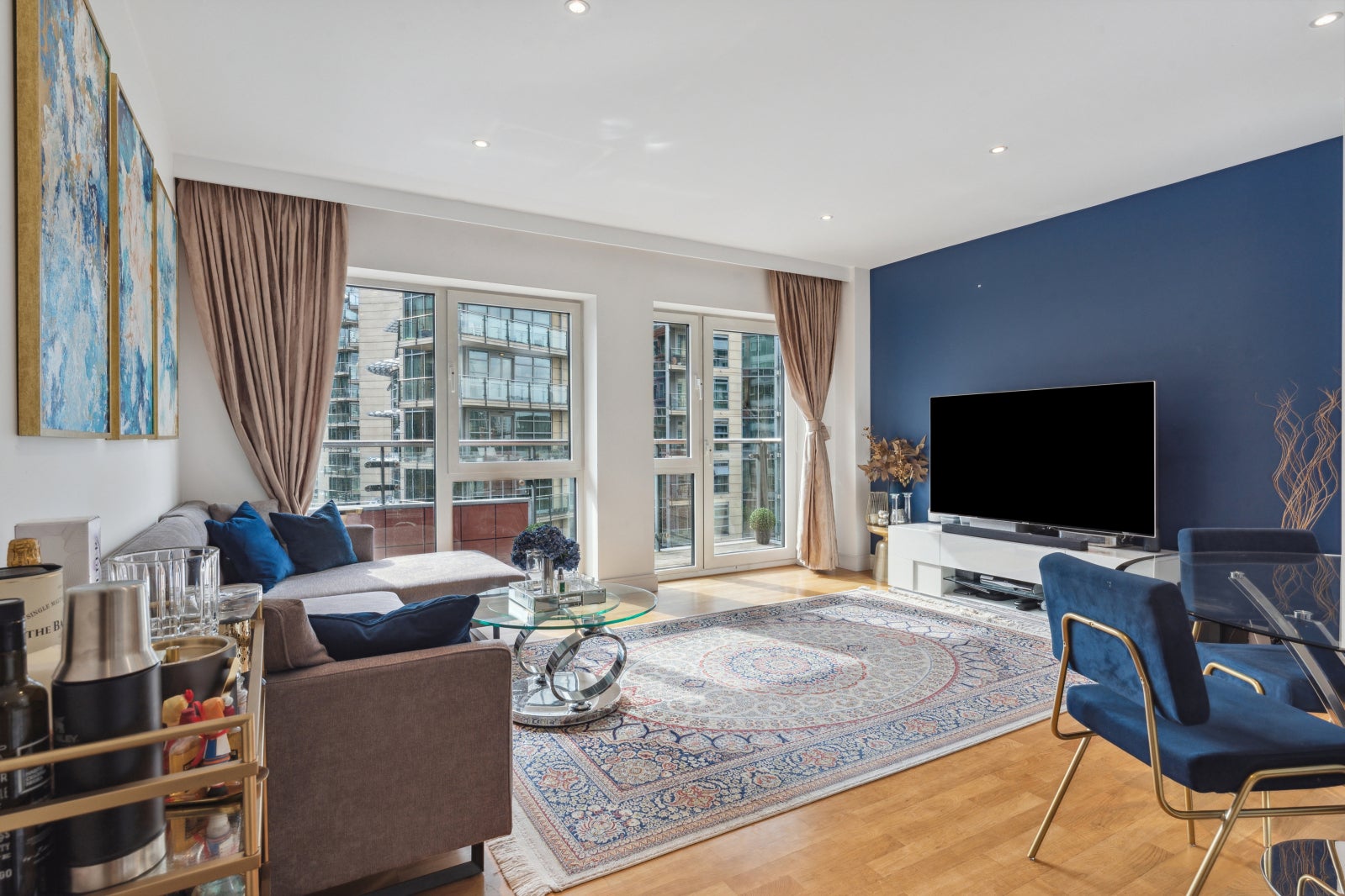 Flat Juniper Drive in Greater London