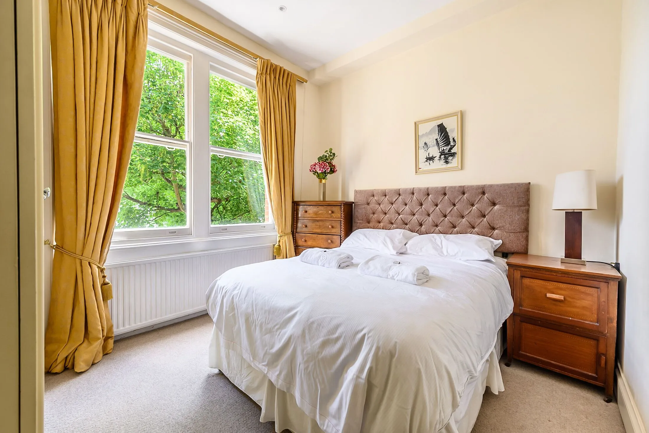 Flat Rosary Gardens in Greater London