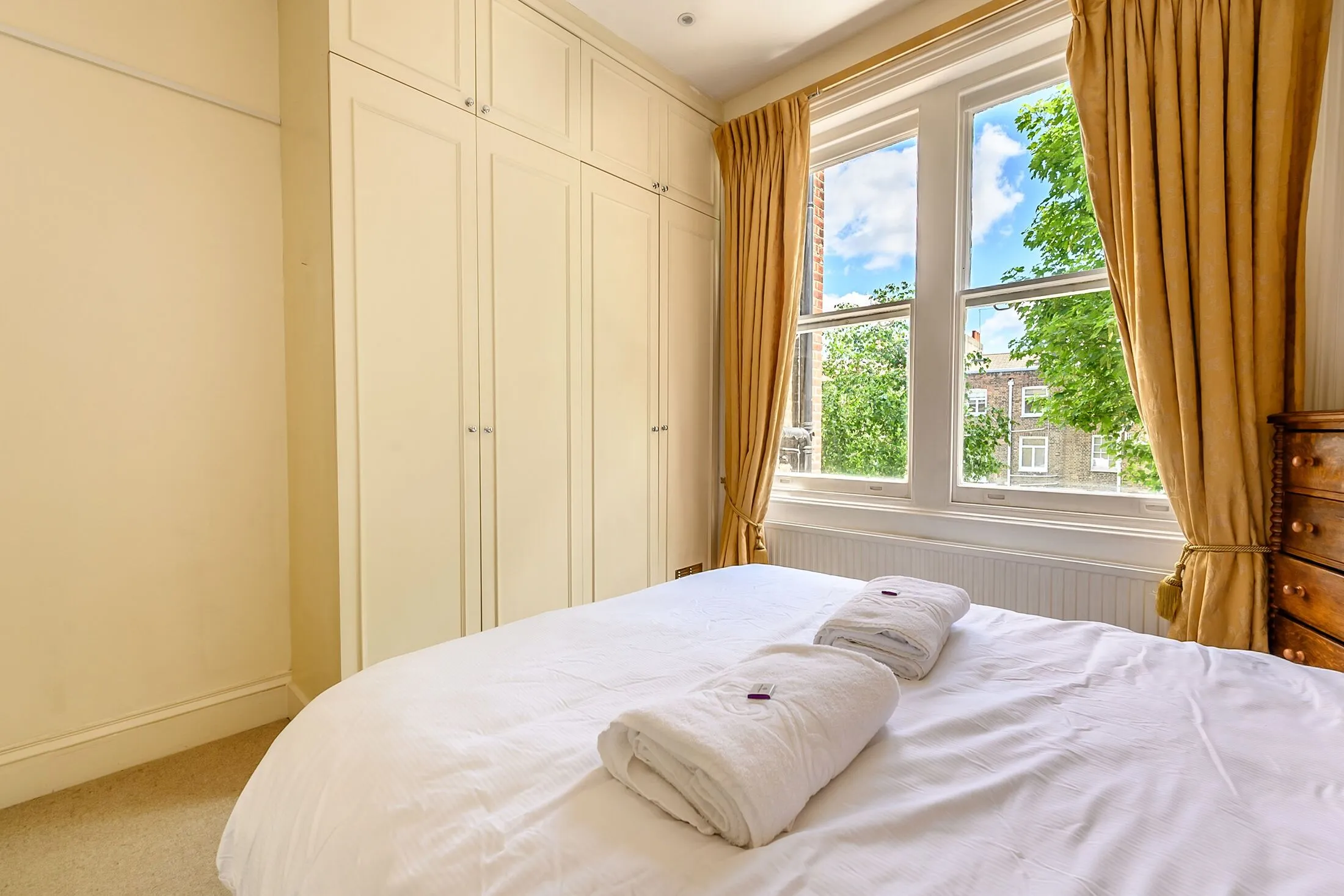 Flat Rosary Gardens in Greater London