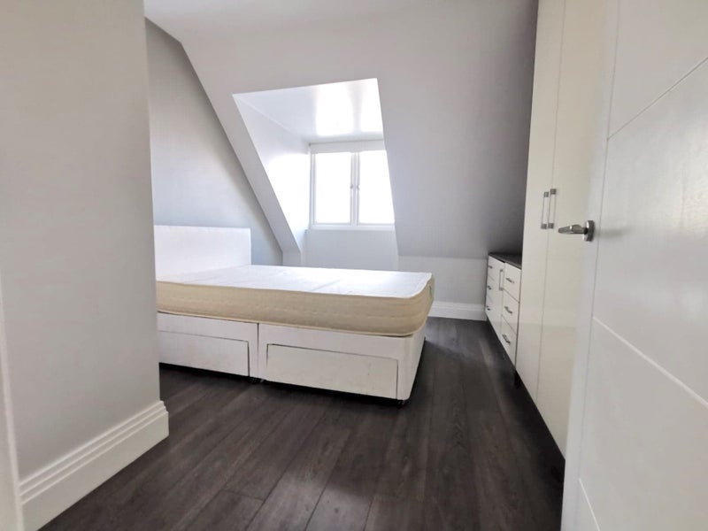 Room Long Lane in Greater London