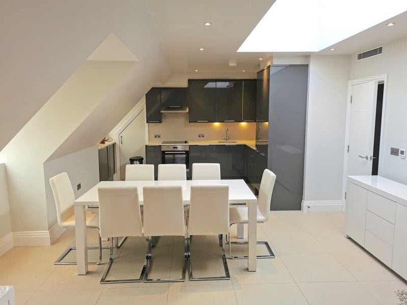 Room Long Lane in Greater London