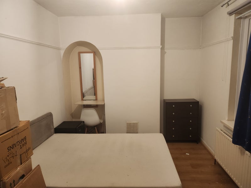 Room Romborough Way in Greater London