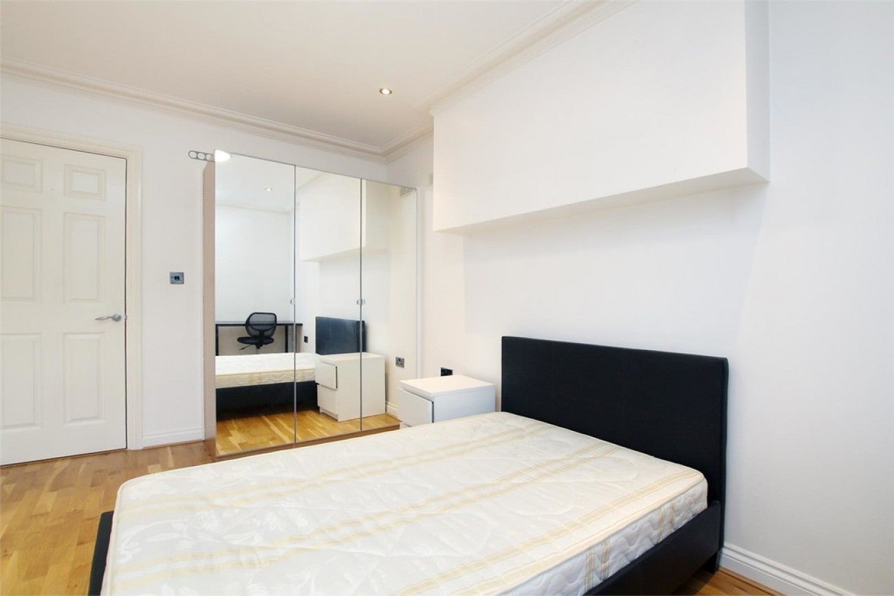 Flat Myrdle Street in Greater London