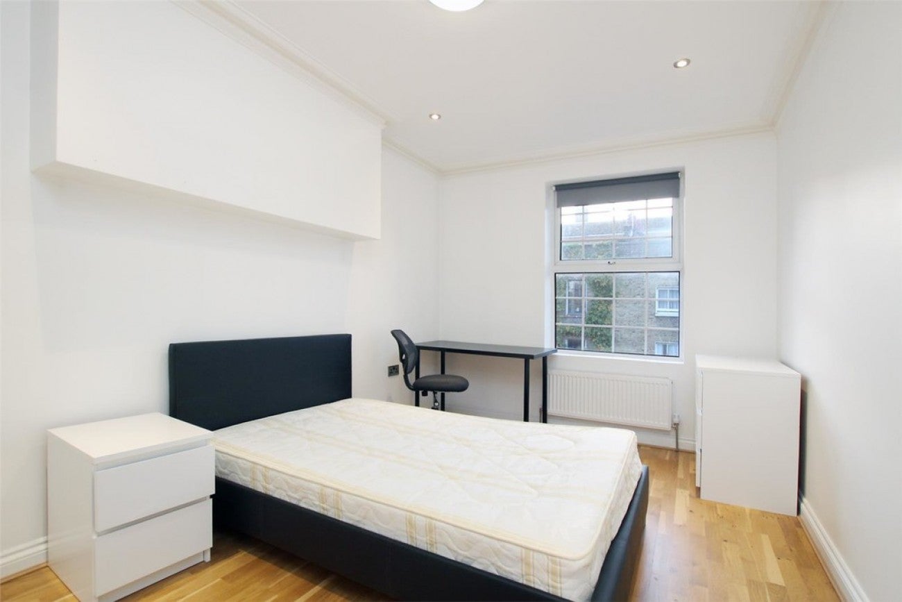 Flat Myrdle Street in Greater London