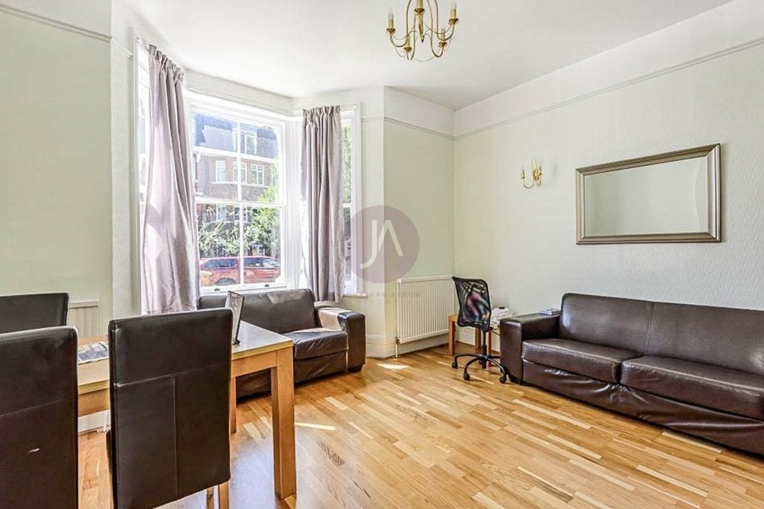 Flat Fortune Green Road in Greater London