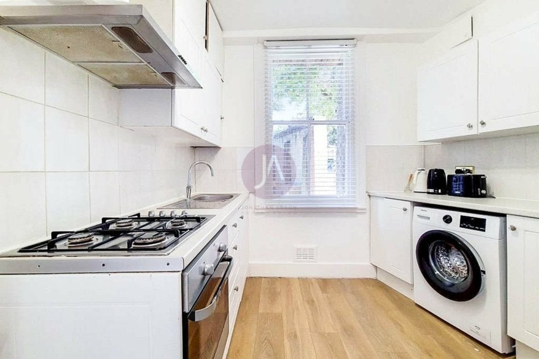 Flat Fortune Green Road in Greater London