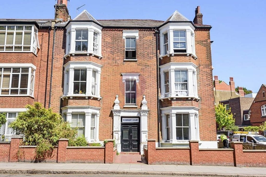 Flat Fortune Green Road in Greater London