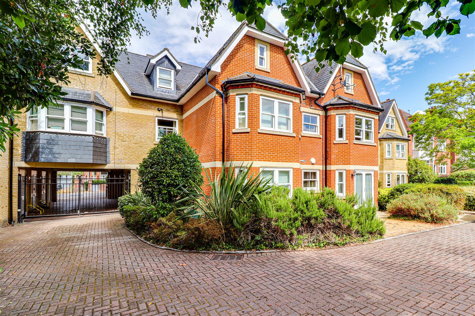 Flat York Road in Guildford