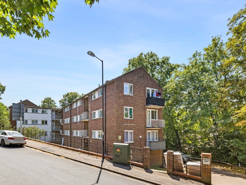 Flat Downs Court Road in Greater London