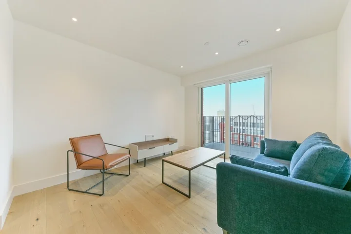 Flat Wyvil Road in Greater London