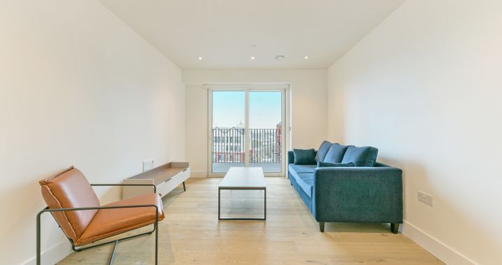 Flat Wyvil Road in Greater London