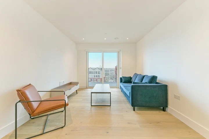 Flat Wyvil Road in Greater London