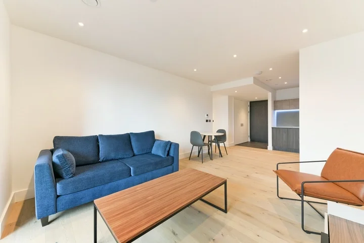 Flat Wyvil Road in Greater London