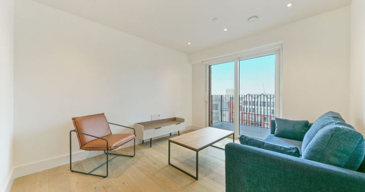 Flat Wyvil Road in Greater London