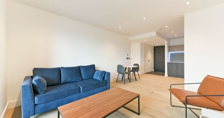 Flat Wyvil Road in Greater London