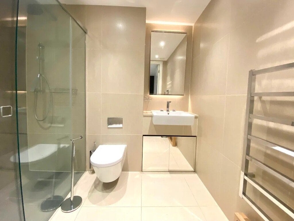 Flat Alie Street in Greater London