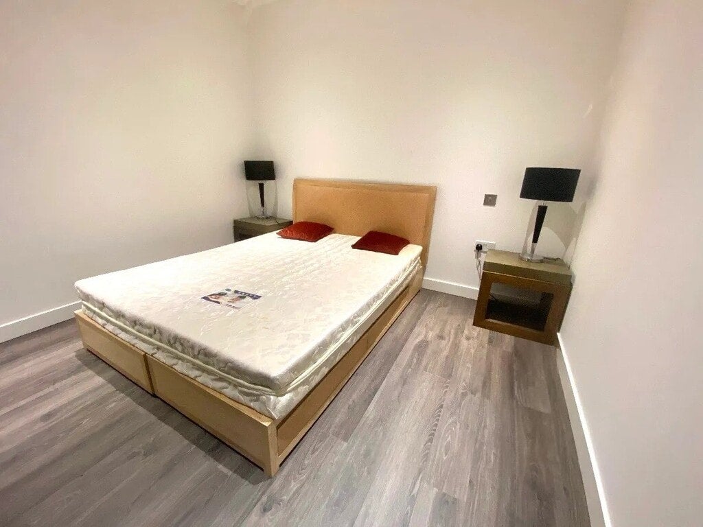 Flat Alie Street in Greater London