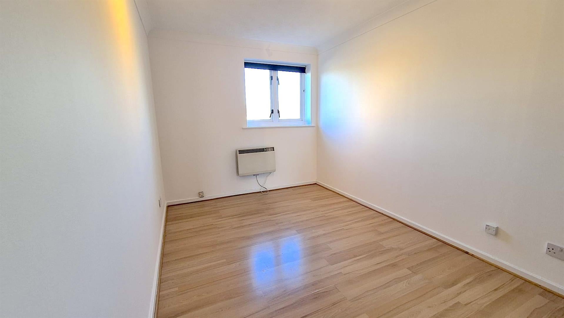 Flat Pentland Avenue in Greater London