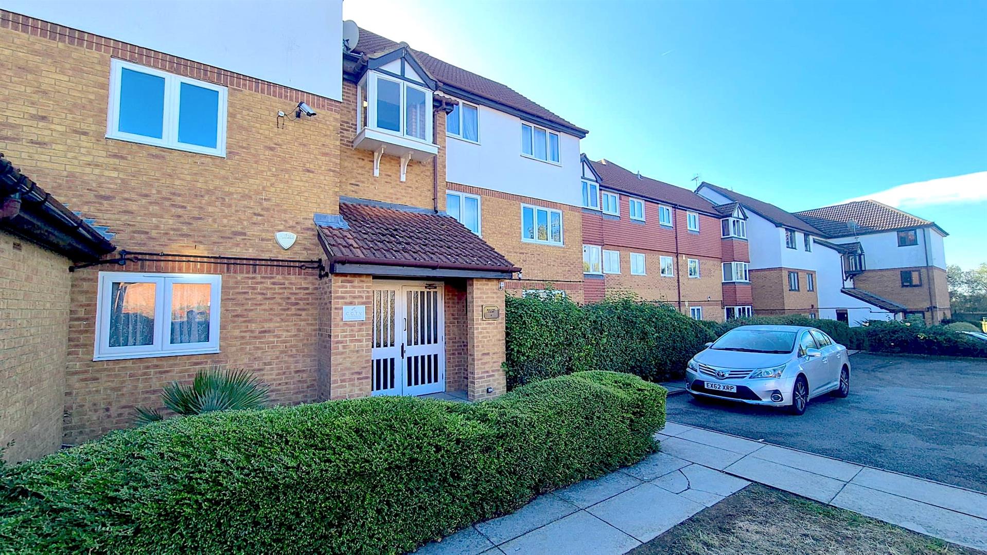 Flat Pentland Avenue in Greater London