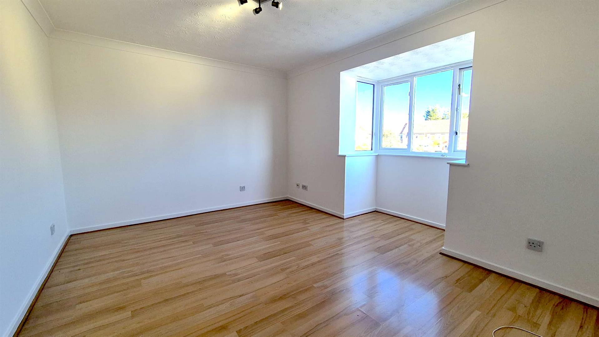 Flat Pentland Avenue in Greater London