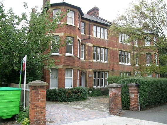 Flat Adelaide Road in Greater London