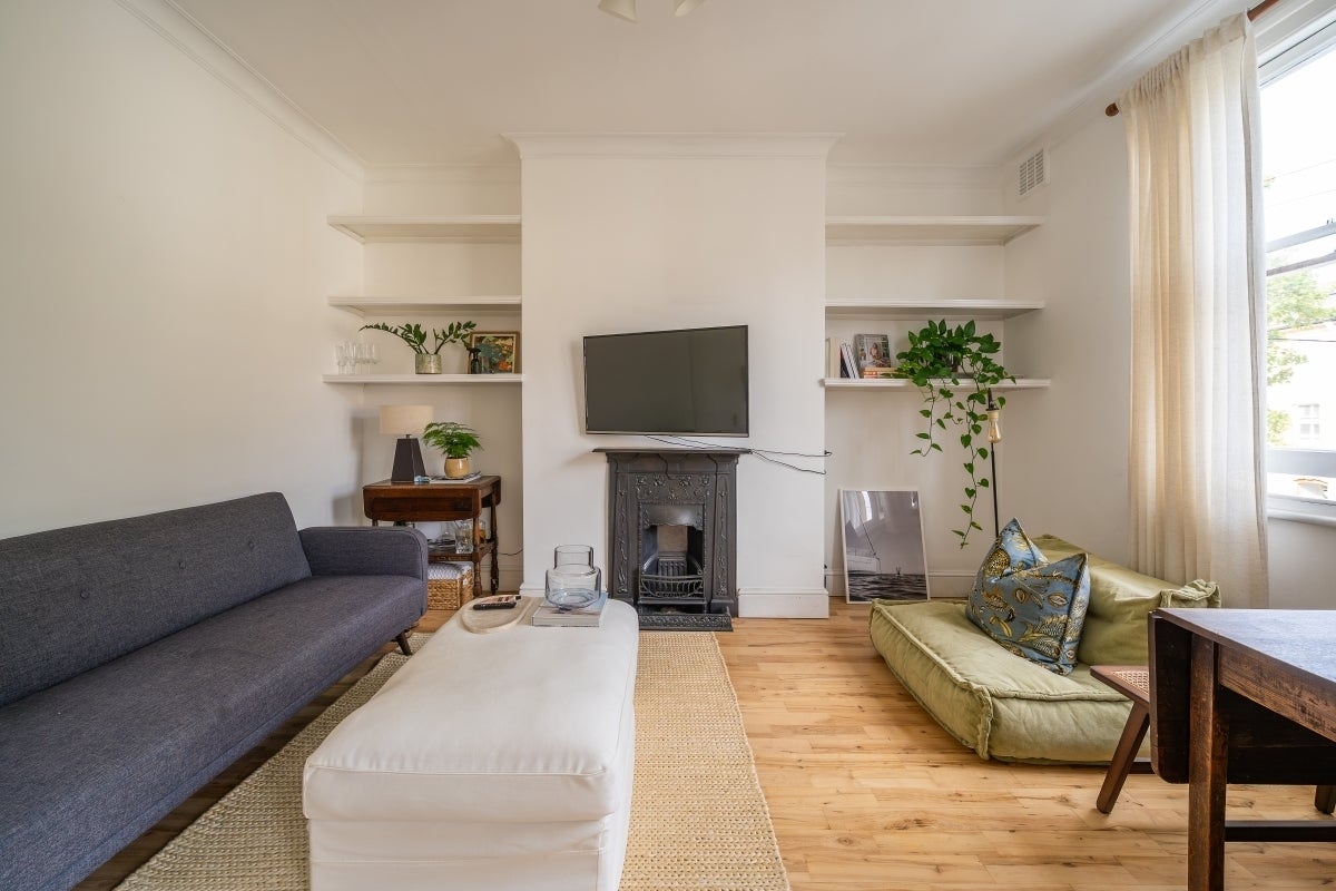 Flat Lillieshall Road in Greater London