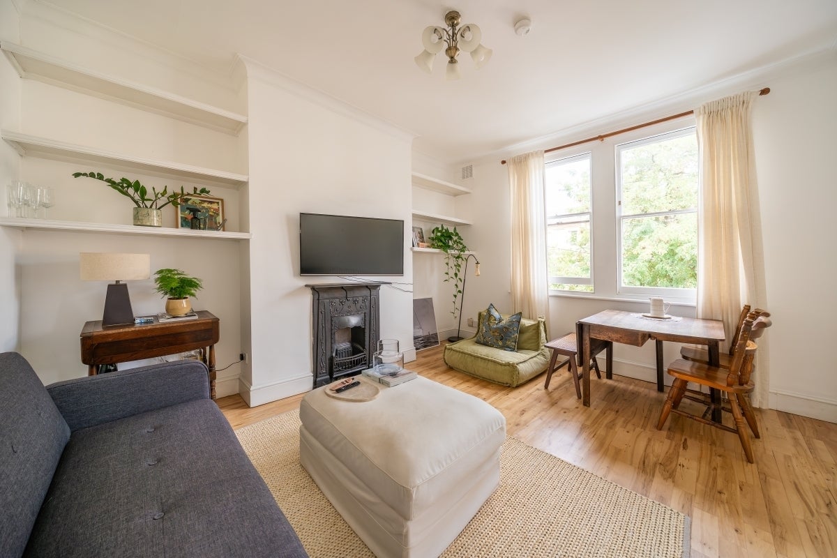 Flat Lillieshall Road in Greater London
