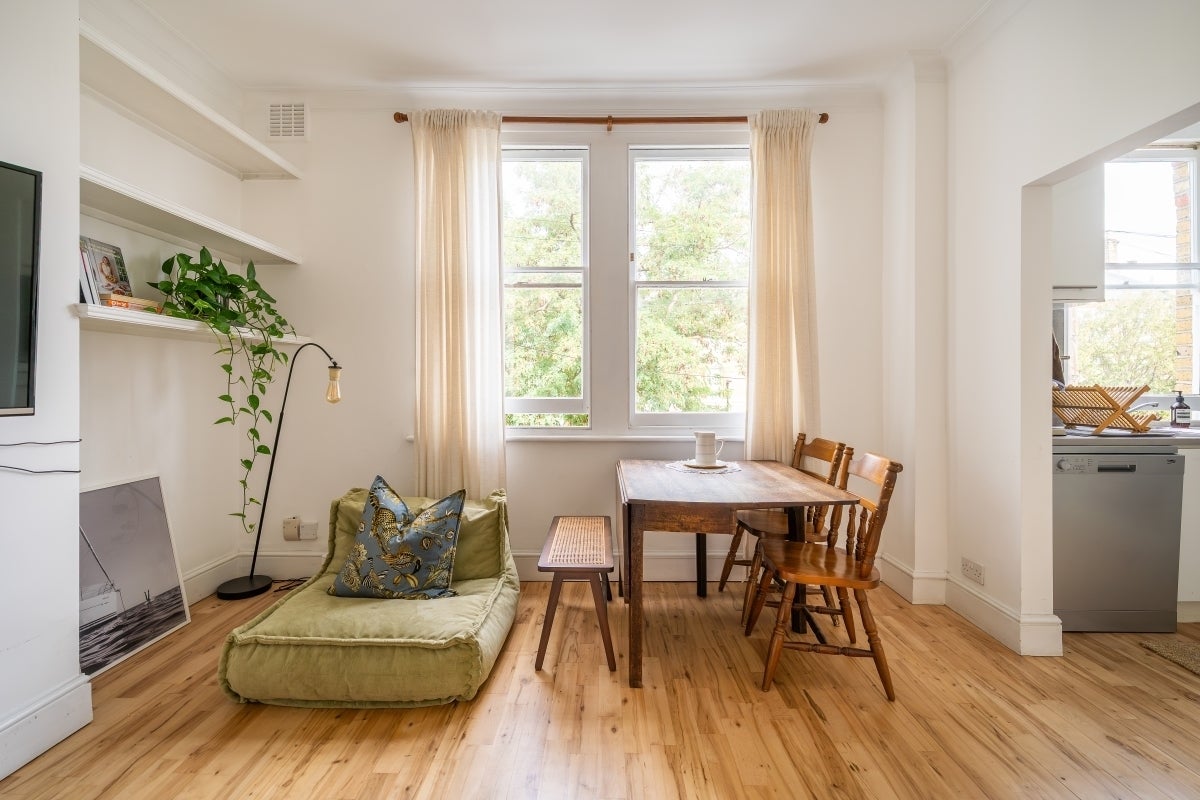 Flat Lillieshall Road in Greater London