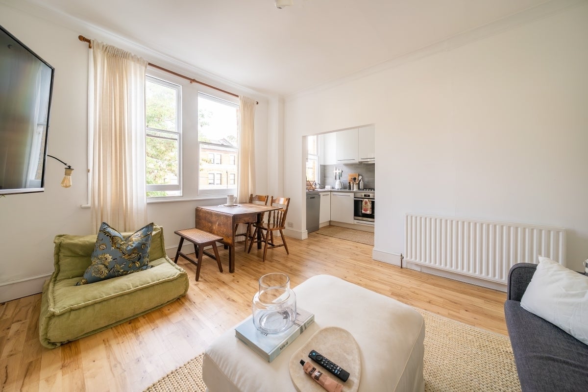 Flat Lillieshall Road in Greater London