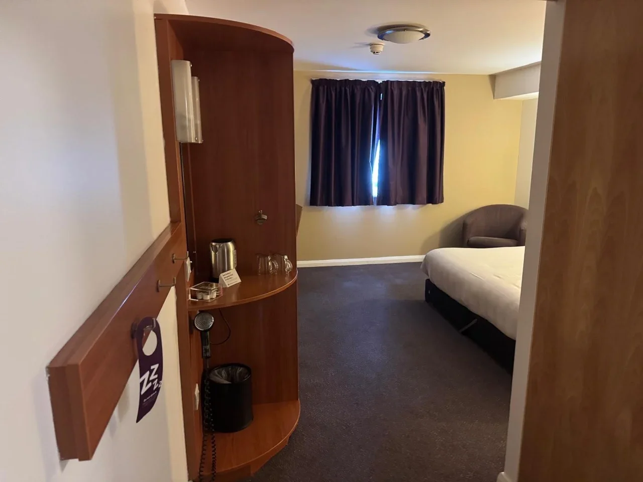 Room Sixth Cross Road in Greater London