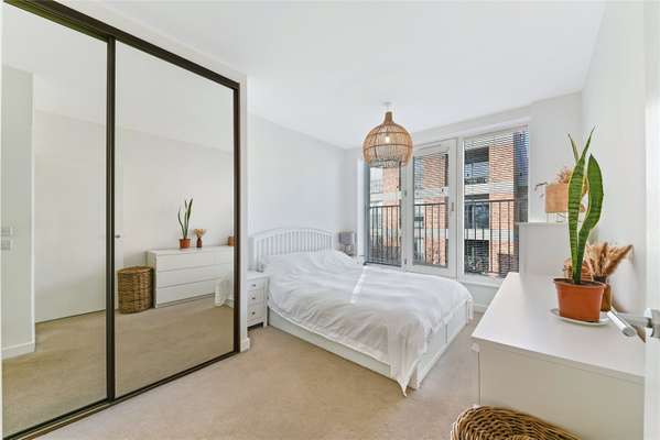 Flat Monier Road in Greater London