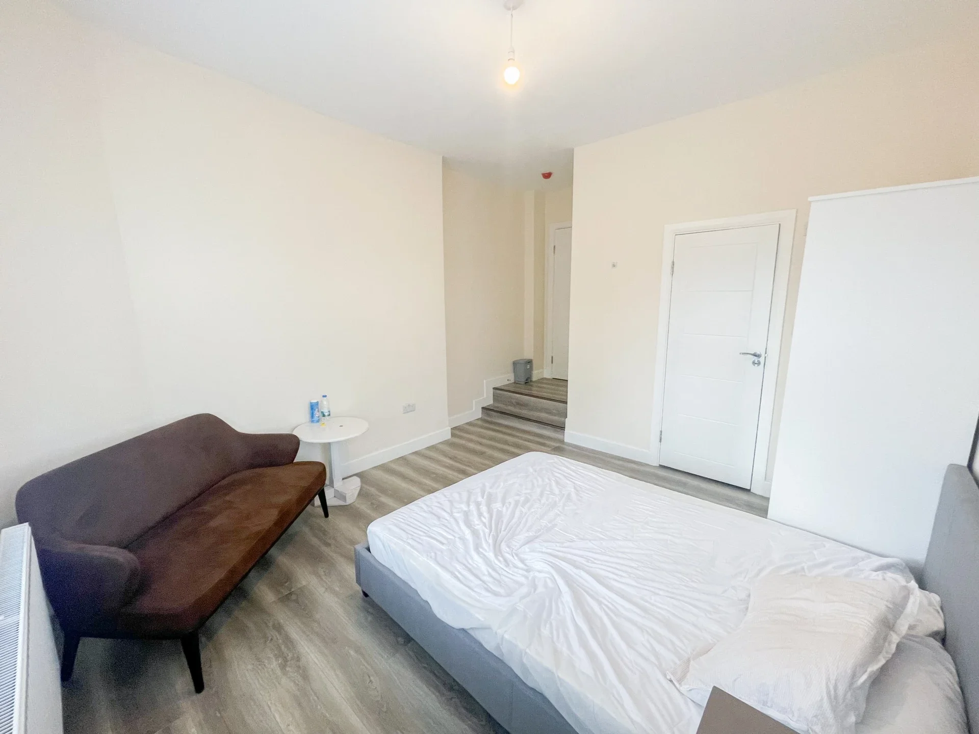 Room Tottenham Lane in Greater London