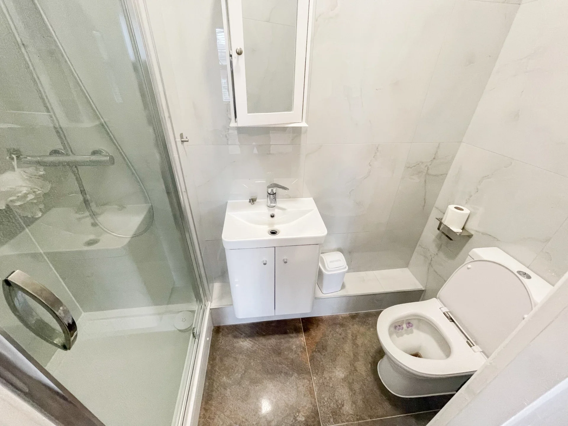 Room Tottenham Lane in Greater London