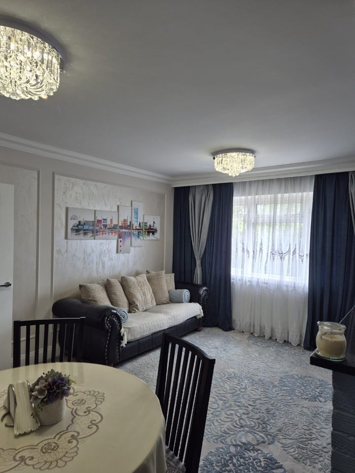 Flat Roosevelt Way in Greater London