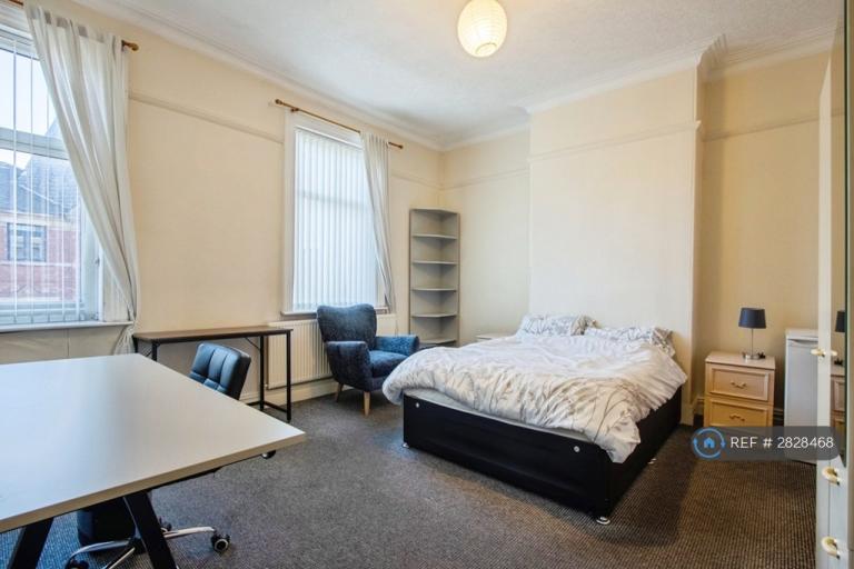 Room Peterson Road in Wakefield