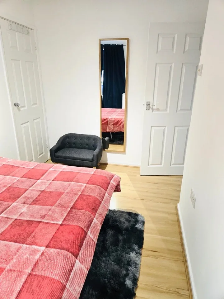 Room Glengall Road in Greater London