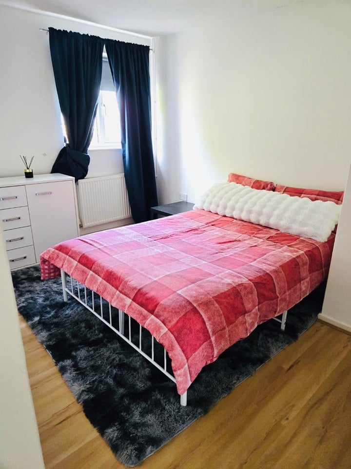 Room Glengall Road in Greater London