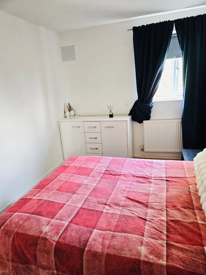 Room Glengall Road in Greater London