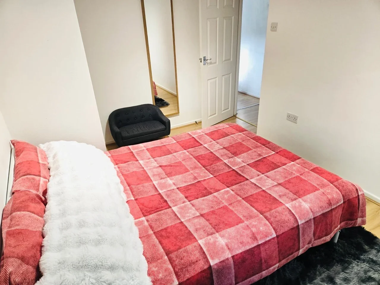 Room Glengall Road in Greater London