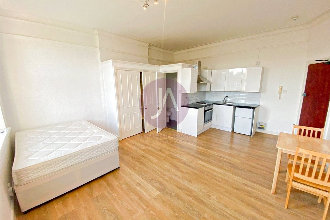 Flat Fawley Road in Greater London